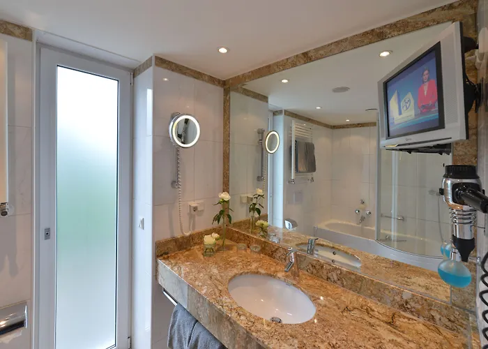 מלון Parkhotel 4*